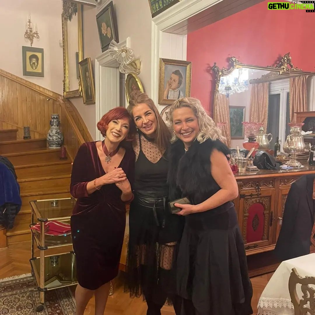 Ayşenur Yazıcı - 1K Likes - @_dreamansion_ Büyükada bir konak! Ama nasıl tarihi güzellikler içinde anlatamam. Doğumgünü daveti olmasaydı keşfedemeyecektim. Odaları, yemekleri, manzarası huzuru efsane.
@pinarsimon @zeynep_kasimlioglu @ipekkirpiklerim ve nice dostla çok güzel bir gün geçirdik. Yılbaşı için de rezervasyon yapıyormuş... Mutlaka sayfasına göz atın, burası bir huzur cennet parçası
@gul.sen34 @canylmaz_sebnem
