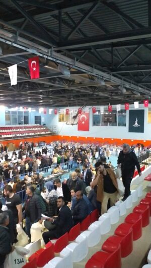 Ayşenur Yazıcı Instagram - Sabah 6'dan beri ayaktayım. Sandık kurulumuz çok uyumlu çalışkık. Ve gecenin sonu saat 23:30'da nihayet İlçe seçim kuruluna Çuvalımizı teslimdeyiz... 🇹🇷💃🌷