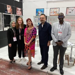 Ayşenur Yazıcı Instagram - Bu fuar da böyle bitti. Uluslararası kozmetik sektörü her sene yeni bir ürün, yeni bir uygulama cihazı, yeni bir etken madde ile çağa katkıda bulunuyor. Bunları keşfeden üretici ve tüketici tedarikçilerle bu tip fuarlarda buluşuyor.
@beauty_eurasia 
@sheidacosmeticstr
Bu sene tırnak ve kirpik stantlarını maalesef gezemedim. Ama Allah kısmet ederse en büyük kozmetik fuarı Bolonya'daki fuara da bir gün gitme hayalim var. Ziyarete gelen tüm hanımlara kucak dolusu sevgilerimle... Bir sonraki etkinlikte buluşmak üzere. 
Avrasyanın en büyük kozmetik fuarında Sheida standında hanımlarla sohbet ettik, yenilikleri konuştuk. Sorunlara müdahalenin hangi rutinle olacağını anlattık. Bol hasret giderdik. İç dünyamızı konuştuk. İnsanlar birbirlerinin yüzlerini hiç görmeden de birbirlerini sevebilirler.