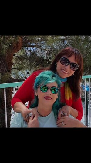 Ayşenur Yazıcı Instagram - @aynurtasc Zaman çok iyi bir öğretmendir ama tüm öğrencilerini öldürür! Bunu başından beri biliyordum. Ne güzel bir hayatım oldu! Şükürler olsun. Yıllar eskitirken bizi şanslıydım iyi dostlarım oldu. Çok savaş verdim bin türlü cephede. Kah sevdiklerimle sınandım kah sağlığımla kah mini etekli kıza benim işimi veren patronlarla. Ama gocunmadım, yılmadım. Dürüst kalmaktan başka inadım olmadı. ve kazandığımın helal olmasına dikkat etmekten başka kuralım da.. Eksildikçe çoğaldım. Yaş aldıkça büyüdüm. Güzel bir hayatım oldu. Sana bu ömür içerisinde verdiğin tüm destekler için uzattığın eller için hep şükran borçluyum canım arkadaşım. Seni seviyorum. İyi kal sağlıklı kal diliyorum tüm kalbimle.