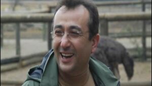 Ayşenur Yazıcı Instagram - Tayfun Talipoğlu gerçek bir dosttu. 21 Mart 2017'de vefat etti. Merhametliydi, İnsandı. Dürüsttü. Yurtta 2,5 milyon km yol yaptı. Köy köy dolaştı. Hikayeler anlattı. Halktan yana durdu. Yalın yaşadı. Gösterişsiz yaşadı. Doğrudan ayrılmadı. Bamteli programıyla ekranlarda herkese ülkenin dört bir yanını gösterdi. En saf haliyle. Son senesinde program jenerik müziğini bestelemiştim bir süre kullanıldı. Bende klibi yok. Sadece prova stüdyo kaydı vardı. Ölüm yılı anması olarak naçizane bir klip derledim. Ruhu şad olsun. Mekanı cennet olsun. 
Söz müzik: Ayşenur Yazıcı
Gitar: Murat Köseoğlu

Bir yanımız çiçek iken
Bir yanımız çamur oldu
Eller göğe açık iken
Göz yere bakar oldu 

Gün diledik hiç gelmedi
Gönül ele dilenmedi
Haneler boyun bükmüş 
Toprak su diye inlerdi

Karanlık bir göz odada 
Bebe ateş gibi yanmakta
Ellerim bağrımda kalmış
Kar yolları kapamakta

Geçit vermiyor nafile
Doğa hükümdar burada
Ömrümüzü katık yapsak
Köprü olur mu ırmağa

Çocuk iken büyüdüm ben
izin yok yaşa gözümde
Sırtıma köyümü aldım
Yorulmak için çok erken

Güneşten önce doğarsak
Yollara sevinç döşersek
Yarınlar umut dolar mı
Kadere boyun eğmezsek...
#tayfuntali̇poğlu #bamteli #rahmetolsun
