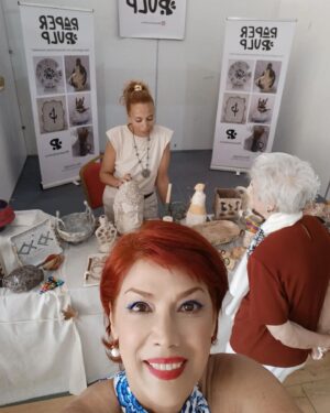 Ayşenur Yazıcı Instagram - @paperpulpdeco  bu stand içindeki her şey kağıttan yapılmış muhteşem bir yaratım Ebru hanım mucize sanatçısınız 🥰😇😇😇😇 taş gibi yumuşacık, ama mermer giibi görünümlü. Çoook hafif