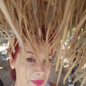 Ayşenur Yazıcı Instagram - Az önce Girne caddesinden geçtim. Oğlumun 1 yaşındaki hali balkon demirlerini tombik elleriyle tutmuştu. Annem 50 yaşındaki haliyle mutfakta, babam salonda gazete okuyordu. Kizkardesim folklor ekibiyle gösteriye gitmişti. Ben, 66 'lık yaşımla, bebek oğlumun arkasindaki 29 yaşındaki Ayşenur'un gözlerine baktım. Seni seviyorum dedim. Sen geçen yılların telvesini içine dert etme. Dert etme dedim.