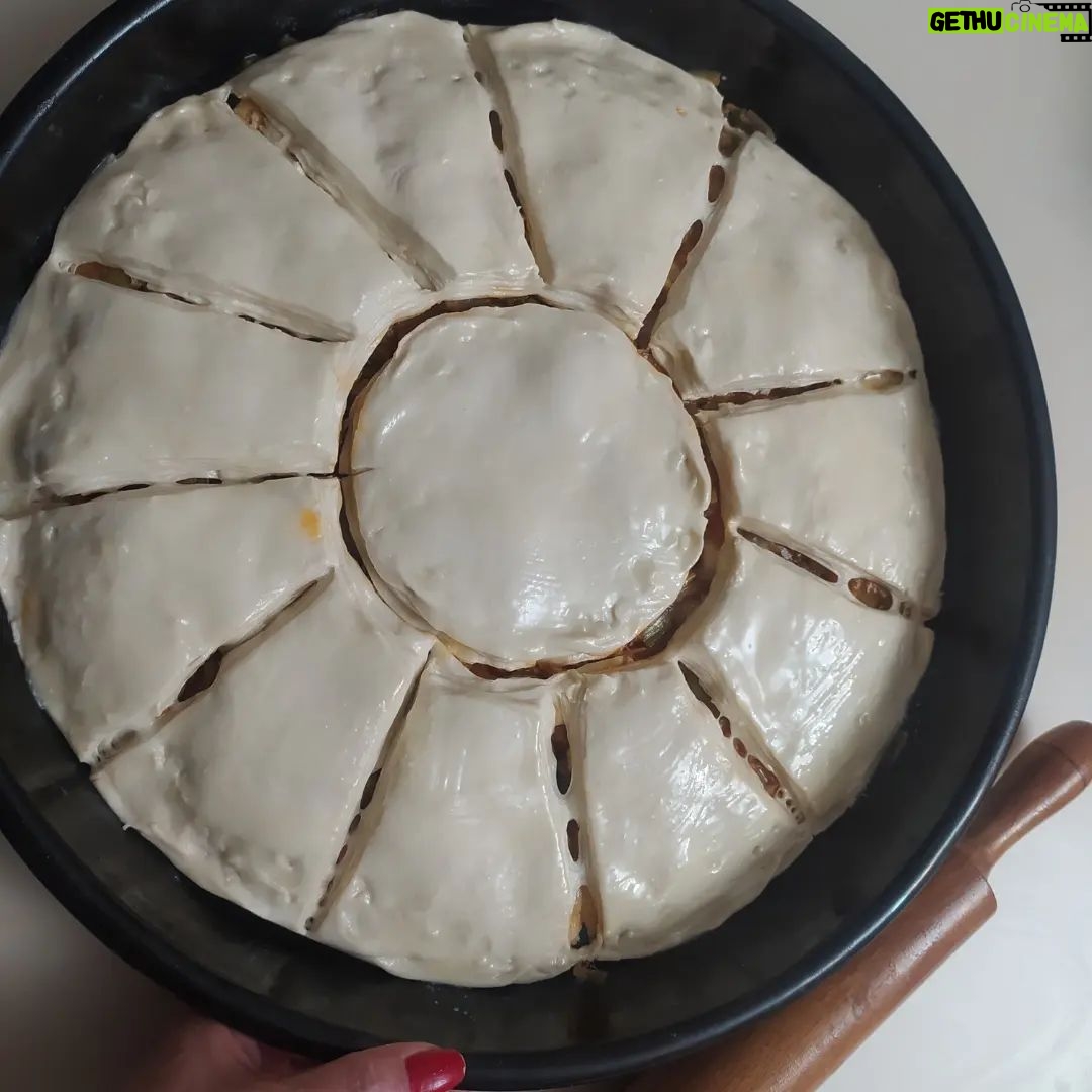 Ayşenur Yazıcı - 664 Likes - Pırasalı börek bu saatte yenir mi? Yenilmeeeez... 14 gündür yeni versiyon grip yüzünden bir deri bir kemik kalanlar tadına bakabilir
