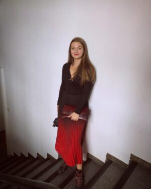 Aysha Shahaltough Instagram - شو عملتو بمناسبة عيد الحب؟ 

انا دورت ع صورة لابسة فيها احمر و نزلتها🌹
#valentines #عيد_الحب