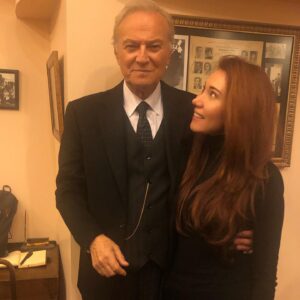 Aysun Metiner Instagram - Beni yakından tanıyanlar eski türk filmi fanatikliğimi iyi bilir. Hele siyah beyaz olanlar... Şimdiye kadar o filmlerde oynayanlardan bazılarıyla çalıştım, bazılarını da bir şekilde tanıma fırsatını yakaladım. Onlardan biri de Ediz Hun😍 Geçen gece Ak’la Kara tiyatrosunda On Küçük Zenci oyununun da kendisiyle tanıştım:) Nasıl mutlu olmuşsam artık, fotoğraf çekilirken bile hayran hayran bakmışım😁 #edizhun