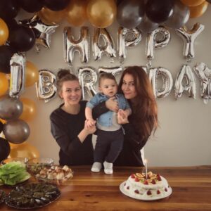 Aysun Metiner Instagram - Geçen sene bugün arife günü benim kuzucum sabırsızlandı ve 8 aylıkken hayata merhaba dedi. Ve bugün 1 yaşına bastı🙏🥰 Bu bir sene boyunca herhalde onu görmediğim gün sayısı bir elin parmağını geçmez. Annesi olsam gerçekten anca bu kadar severim. Hoş bana ‘mommy’ dedirtiyorum, zaten 2. annesi gibiyim😌 Yaa ben çok seviyorum bu çocuuğuuu❤️❤️❤️ @izgeulker iyi ki doğurmuşsun bu balı😘 Sen doğduğunda ben de daha çocuk olduğum için ancak teyze oldum, anneliği tam olarak anlamamış olabilirim ama Alp’ le bunu yaşadım yawrum yaa, doğumuna sağlık 😁Güzel pişi hamurum, tontonum, aşkım, kuzum, bebeğim, Alp’immmm... Doğum günün kutlu olsun, daha nice sağlıklı mutlu yılların olsun🎂🎉😻