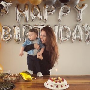 Aysun Metiner Instagram - Geçen sene bugün arife günü benim kuzucum sabırsızlandı ve 8 aylıkken hayata merhaba dedi. Ve bugün 1 yaşına bastı🙏🥰 Bu bir sene boyunca herhalde onu görmediğim gün sayısı bir elin parmağını geçmez. Annesi olsam gerçekten anca bu kadar severim. Hoş bana ‘mommy’ dedirtiyorum, zaten 2. annesi gibiyim😌 Yaa ben çok seviyorum bu çocuuğuuu❤️❤️❤️ @izgeulker iyi ki doğurmuşsun bu balı😘 Sen doğduğunda ben de daha çocuk olduğum için ancak teyze oldum, anneliği tam olarak anlamamış olabilirim ama Alp’ le bunu yaşadım yawrum yaa, doğumuna sağlık 😁Güzel pişi hamurum, tontonum, aşkım, kuzum, bebeğim, Alp’immmm... Doğum günün kutlu olsun, daha nice sağlıklı mutlu yılların olsun🎂🎉😻