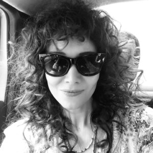 Aysun Metiner Instagram - Bi değişik geldi koyiim dedim, yoksa kıvırcık saç sevmem😬 Nerdeyse belime kadar olan saçlarım çekti, boynuma geldi😁