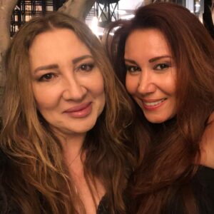 Aysun Metiner Instagram - Midyat’tan Alaçatı’ya… Füsun ve Dilşah’ın tam tersi eğlendik mi; çook🥳😁 @aysegulgunaayy  @fuldenakyurek