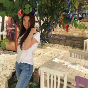 Aysun Metiner Instagram - Bugün ziyaret ettiğimiz @dilekagaci10_cafe nin sahibi bize Kazdağlarının hikayesini anlattı. Yıllaaar önce (once upon a time😉) çok güzel bir sarı kız varmış bir köyde. Bu sarı kız çok güzelmiş ama kimseyle evlenmek istememiş. Babası 6 ay boyunca dağlarda çobanlık yaptıktan sonra köyüne döndüğünde, bu kıza çirkin bir iftira atmışlar ve babasına söylemişler. Babası da bu iftirayı sorgulamadan kızı ölümle cezalandırmış ve yanına 2 tane kaz alarak, onu 1600 metre yükseklikte, sadece taşların olduğu bir yere götürmüş öldürmek için. Ama kızını öldürmeye kıyamamış ve onu orada kazlarla bırakıp köyüne dönmüş. 15-20 yıl geçtikten sonra vicdan azabına dayanamayan köylüler babaya, biz kızına iftira attık, onun hiç bir suçu yoktu demişler. Bunu duyan baba, apar topar dağa kızını aramaya çıkmış. Dağa çıktığında bir sürü kazla karşılaşmış o çorak yerde. Meğer kız ölmemiş ve kaz çobanı olarak orda yaşamına devam ediyormuş. Kızından af dileyen baba, ondan bir bardak su istemiş. Kızda dağın üstünden uçarak denizin ortasından bir kepçe su almış. İşte o kepçe ile su aldığı denizin ortasından, bir anda kaynak suyu fışkırmış. Babasını affetmiş ama bir daha köye geri dönmek istemediğini ve orada kaz çobanlığına devam edeceğini söylemiş. İşte Kazdağları adı burdan geliyormuş... Bu arada bizi gezdiren @ramadaresortkazdaglari Halkla İlişkiler müdürü, tatlılar tatlısı @gorkyylmz ‘a, çok teşekkürler🙏