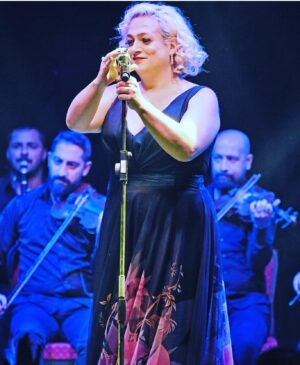 Ayta Sözeri Instagram - #Repost @seus_medya
39.5 derece ateşle sahnesinde devleşen @aytasozeri kendisini dinlemeye gelen müzikseverleri mest etti. 🧿🔥🎶 @dalmazcenter @seus_medya #AytaSözeri #dalmazcenter #etilerdalmazcenter #konser #photoofthenight #photobysametaday #liveperformance #sahne #bvsgroup #performance #aytasözerigazinosu #seusmedyailetişim #music #magazine #concert #concertphotography #istanbulsahneleri #istanbuldabugece #etiler #istanbul #türkiyem🇹🇷