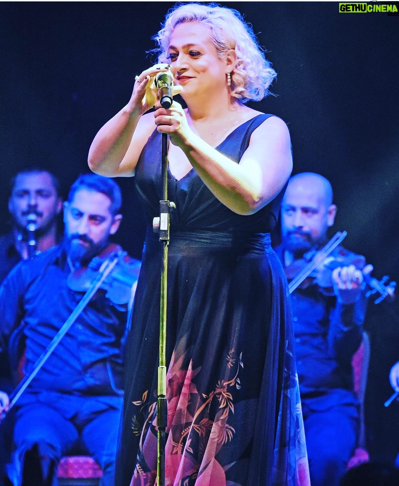Ayta Sözeri - 1.3K Likes - #Repost @seus_medya
39.5 derece ateşle sahnesinde devleşen @aytasozeri kendisini dinlemeye gelen müzikseverleri mest etti. 🧿🔥🎶 @dalmazcenter @seus_medya #AytaSözeri #dalmazcenter #etilerdalmazcenter #konser #photoofthenight #photobysametaday #liveperformance #sahne #bvsgroup #performance #aytasözerigazinosu #seusmedyailetişim #music #magazine #concert #concertphotography #istanbulsahneleri #istanbuldabugece #etiler #istanbul #türkiyem🇹🇷