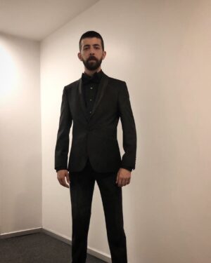 Aytaç Uşun Instagram - Dün akşam sezon finalimizi gerçekleştirdik. #çukurdaumutvar diyen ve anlamının yanında olan herkese kalpten çok teşekkür ederim. “Umut” yaşamın alevidir. Bu anlamlı geceye beni hazırlayan @aliyevtaleh @stilistapr ve @tweenofficial da teşekkür ederim. Ve hep yanımda olan @icontalentofficial ‘e , yani yol arkadaşlarıma candan sevgiler. Sizi seviyorum... @muzeyyenodabas9 ve @basakgunesberk cansınız🙏 #çukur @cukurdizi