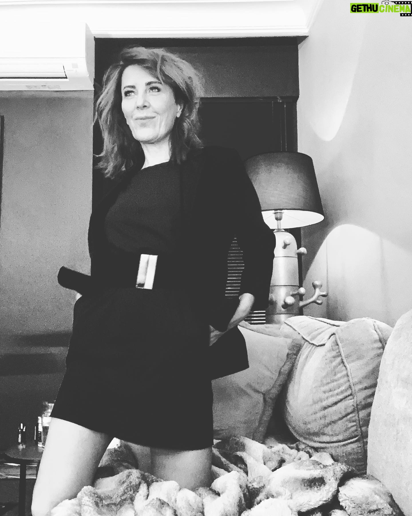 Ayten Soykök - 367 Likes - HAMLET - Var olmak mı, yok olmak mı, bütün sorun bu!
Düşüncemizin katlanması mı güzel,
Zalim kaderin yumruklarına, oklarına,
Yoksa diretip bela denizlerine kaşı
Dur, yeter! demesi mi?
Ölmek, uyumak sadece! Düşünün ki uyumakla yalnız
Bitebilir bütün acıları yüreğin,
Çektiği bütün kahırlar insanoğlunun.
Uyumak, ama düş görebilirsin uykuda, o kötü!
Çünkü o ölüm uykularında,
Sıyrıldığımız zaman yaşamak kaygısından,
Ne düşler görebilir insan, düşünmeli bunu.
Bu düşüncedir uzun yaşamayı cehennem eden.
Kim dayanabilir zamanın kırbacına?
Zorbanın kahrına, gururunun çiğnenmesine,
Sevgisinin kepaze edilmesine,
Kanunların bu kadar yavaş
Yüzsüzlüğün bu kadar çabuk yürümesine,
Kötülere kul olmasına iyi insanın
Bir bıçak saplayıp göğsüne kurtulmak varken?
Kim ister bütün bunlara katlanmak
Ağır bir hayatın altından inleyip terlemek,
Ölümden sonraki bir şeyden korkmasa,
O kimsenin gidip de dönmediği bilinmez dünya
Ürkütmese yüreğini?
Bilmediğimiz belalara atılmaktansa
Çektiklerine razı etmese insanı?
Bilinç böyle korkak ediyor hepimizi:
Düşüncenin soluk ışığı bulandırıyor
Yürekten gelenin doğal rengini.
Ve nice büyük, yiğitçe atılışlar
Yollarını değiştirip bu yüzden,
Bir iş, bir eylem olma gücünü yitiriyorlar.
Ama sus, bak, güzel Ophelia geliyor.
Peri kızı dualarında unutma beni,
Ve bütün günahlarımı.
