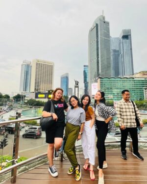 Ayu Inten Instagram - Turis Mode ON 🤍🖤
With the mamaks gym : @verell16 @dhewy_christina @santa.sinulingga 

#jakarta #bundaranhi #mamadayout #strolingaround #jakartanow #mrtjakarta