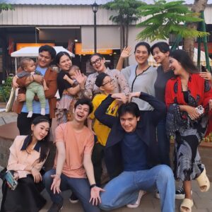 Ayu Inten Instagram - Syuting kali ini berasa piknik Santai,ketawa2 ,ada bayik2 ucull , ngebakso bareng pokoknya happy bgt Makasii yaa kalian 🩷
@ikadihardjoo @qausarhy @kathyindera @ryan.bakri @erlinsarintan @finnbramasta @masayuclara @jasmineelfirabs @haikalmuhammad19 

#setlife #ftvngetop #ftvsctv #starvision #comingsoon #workingwithfun #happymoment