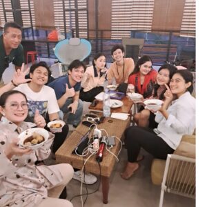 Ayu Inten Instagram - Syuting kali ini berasa piknik Santai,ketawa2 ,ada bayik2 ucull , ngebakso bareng pokoknya happy bgt Makasii yaa kalian 🩷
@ikadihardjoo @qausarhy @kathyindera @ryan.bakri @erlinsarintan @finnbramasta @masayuclara @jasmineelfirabs @haikalmuhammad19 

#setlife #ftvngetop #ftvsctv #starvision #comingsoon #workingwithfun #happymoment