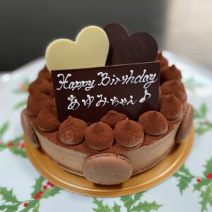 Ayumi Shigemori Instagram - ⭐︎
夜分遅くの投稿になり、すみません。

本日は私の誕生日に沢山のお祝いメッセージをいただき、ありがとうございました。
お陰様で大きな病気や怪我もなく、年を重ねる事ができ、感謝しています。

これからも健康第一に頑張りますので、どうぞ宜しくお願い致します♪

#バースデーケーキ#友人が届けてくれました☺️#家族用は買っても#なかなか自分用は買わないから😅#嬉しかったし#美味しかった😋#ご馳走様でした#ありがとう🥰
#💐#家族から🥰