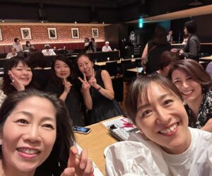Ayumi Shigemori Instagram - ⭐︎
昨日はバイオリニスト石川綾子さんのバースデースペシャルLIVEに友人達と伺いました。
その前に軽食をしたのですが、最後になんとサプライズがあり、友人のバースデーと私もママ歴20周年のお祝いをしていただき
優しく温かい気持ちに胸が熱くなりました🥹

初めてのbillboardは大人の雰囲気でカッコよく、舞台と客席も近くて、とても贅沢な時間でしたよ！石川綾子さんの演奏はダイナミックで、お客様の🩷を掴み、私もすっかり大ファンになりました😍

#billboard#ビルボード#桜木町
#石川綾子 さん#バイオリニスト
#サプライズ#ありがとう🫶