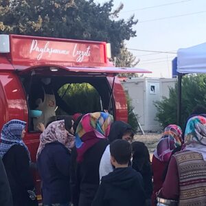 Ayumi Takano Instagram - Japon gıda firması AJİNOMOTO group’un markaları  @kemalkukrer1915 ve @bizimmutfak ile Kahramanmaraş’taydık. Orada gerçek ihtiyaçları nedir,  eksikleri nedir gözlerimle görme fırsatım oldu ve yapabileceklerimiz nedir onu düşünmeye konuşmaya devam ediyoruz.. Birçok deprem yaşayan, deprem sonrası kalkınma sürecinin hala devam ettiği ülkeden gelen insanlar olarak burada da uzun süreli destek sağlamamız gerektiğinin farkındayız. Umarım tanrı bize güç verir.
Mobil mutfak Ramazan ayı boyunca bölgedeki çeşitli yerlerde yardıma devam edecek, ben de programım elverdiği sürece gidip geleceğim. Ramazanınız mübarek, dualarınız kabul olsun.