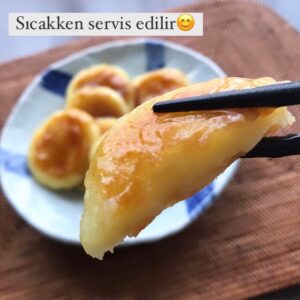 Ayumi Takano Instagram - Tarif için fotoğrafı kaydırın 🙌 Çocukken annem sık sık yapardı hesaplı ve kolay Japon patates köfte ‘İmomoçi’ 🥔 
Soyasosu yerine ketçap mayonez istediğiniz kullanabilirsiniz bazen dereotu beyaz peynir ekleyip sossuz yapıyorum o da güzel ❤️
Deneyenlerden yorumları beklerim🤗
*
じゃがいもたくさん頂いたので芋餅作りましたー。たくさん冷凍したからしばらく楽しめます❤️こちらのじゃがいもは美味しくて、トルコに暮らすようになって食べる頻度があがりました。みたらしじゃなくてデイルと白チーズ入りのトルコ風も美味しいです🌿
#kolayyemektarifleri #patatesyemeği #patatesköftesi #japonyemekleri