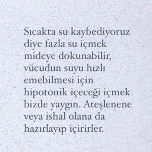 Ayumi Takano Instagram - Hava çok sıcak su kaybediyorum diye su içiyorum fakat hep su değil arada hipotonik içeceği hazırlayıp içiyorum. Japonya’nın yazı çok sıcak ve nemli, çok kişi sıcak çarpmasından hastanelik oluyor orada hipotonik içecek çok yaygın her markette bulunabiliyor… Burası da artık çok sıcak bilinçli olarak sıvı almamız lazım. Bu içecek grip olup ateşlendiği zaman da işimize yarar, tarifi burada dursun :) 
暑中お見舞い申し上げます。イスタンブルもすごく暑いので、自家製ハイポトニック飲料を常備しています。
#yaziçecekleri #sağlıklıyaşam