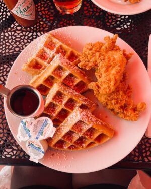 Azaria Carter Instagram - Doing exactly what the last slide says✨👉🏾 #brunch #chickenandwaffles #vibes #justazaria