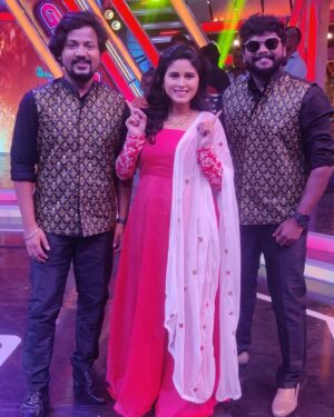 Azhar Instagram - Kalakkapovadhu yaru champions 3
#finals #3pm #today
Heartfelt thanks to @vijaytelevision 
Dir @director_thomson_vijaytv sir ❤️
Macha @tsk_actor ❤️ spl thanks to Engal veetu pillai @sivakarthikeyan anna ❤️
#mo sir #mayuran bro  #azhartsk #vijaytvazhar #mimicryazhar #tamilmimicry