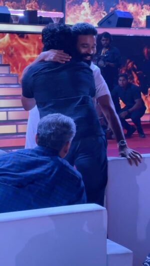 Azhar Instagram - The way he noticed ❤️ The way he gave love to Us🔥Antha Hug Athu pothum sir ❤️
One and only Thalaivar @dhanushkraja sir 🔥🔥 @azhar__official machan ✌️

 #CaptainMiller #CaptainMillerPreReleaseEvent @dhanushkraja #Dhanush #PriyankaMohan #ShivaRajkumar #gvprakash

Vc @viruvickydfc 📸