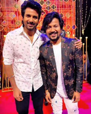 Azhar Instagram - Kalakkapovadhu yaru champions 3
#finals #3pm #today
Heartfelt thanks to @vijaytelevision 
Dir @director_thomson_vijaytv sir ❤️
Macha @tsk_actor ❤️ spl thanks to Engal veetu pillai @sivakarthikeyan anna ❤️
#mo sir #mayuran bro  #azhartsk #vijaytvazhar #mimicryazhar #tamilmimicry