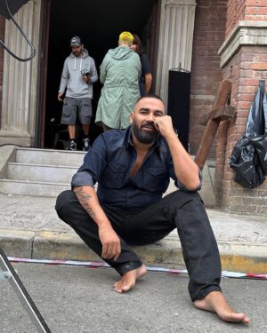 Azis Instagram - Когато снимам видеоклип, филм,реклама или каквото и да било, никога не нося обувки.С годините се научих, че трябва да си бос за да мислиш по-трезво.По-бавно се изморяваш и тялото ти диша.Понякога го правя и, когато съм на концерт или частно парти.Изобщо не се интересувам какво ще кажат хората😜 #азис #azis #confession #myTruth #popopo #backstage