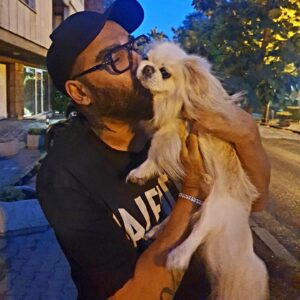 Azis Instagram - Познахте ли го? Срещнах го миналата вечер случайно. Търсехме с приятели един ресторант около “Оборище”. Срещу мен видях една позната муцуна и сърцето ми подскочи.С него успяхме да влезнем в душите, домовете и най-големите световни класации. Вече е голям.Онова пухкаво бебе остана в сърцата ни завинаги.И след сто години, Ерос отново ще умилява до сълзи хората по света.Обичам го и му благодаря за съвместната работа.Ти си божествен,Ерос! 🐶