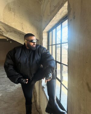 Azis Instagram - ИзЕдохте ме за тоя Kanye West!
Приличам, какво да направя?! Па много познавате творчеството му бе… Веднъж не ви видях да избухвате на негови парчета. На моите оставате голи до кръста! #азис #azis #kanyewest #kazahne