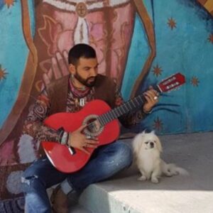 Azis Instagram - Познахте ли го? Срещнах го миналата вечер случайно. Търсехме с приятели един ресторант около “Оборище”. Срещу мен видях една позната муцуна и сърцето ми подскочи.С него успяхме да влезнем в душите, домовете и най-големите световни класации. Вече е голям.Онова пухкаво бебе остана в сърцата ни завинаги.И след сто години, Ерос отново ще умилява до сълзи хората по света.Обичам го и му благодаря за съвместната работа.Ти си божествен,Ерос! 🐶