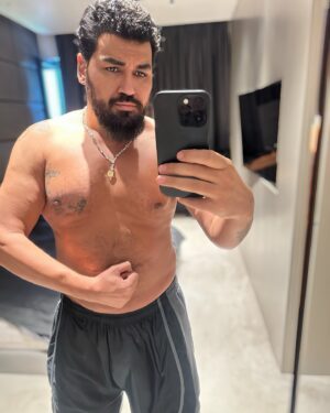 Azis Instagram - Кога отмина модата на селфито? Ама истинското селфи, ей такова, без претенция.Не помня от кога не съм качвал.Косата ми е рошава, сънен и наближаващ 50-те.Не съм се подстригвал от може би два месеца, ако искате вярвайте нямам време. Суетата отдавна не е приоритет при мен.С годините разбрах, че най-важно е да харесват това, което правиш и създаваш.Нещо ми е меланхолично и не ми се  иска да го предавам и на вас.Искам да сте щастливи и усмихнати.Аз днес нещо не съм 🥹 #азис #azis #50 #men #melancholy #love