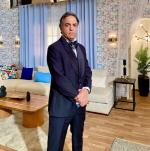 Aziz Hattab Instagram - قالوا لي «جيب داركم» جيت بوحدي 😉
ياربي السلامة 
#2mtv 
#khalidnokri 
#safaabaraka 
#hananrida 
#adnanmouhijja 
#sidcom 
#television 
#acteur