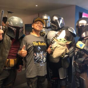 Aziz M. Osman Instagram - Bila budak budak tua bermain pedang sakti dan anak patung katak. Bangga jadi orang terpilih tengok #theacolyte sebelum @adam_john85 

Terima kasih @starwarsmfc dan @disneyplushotstar