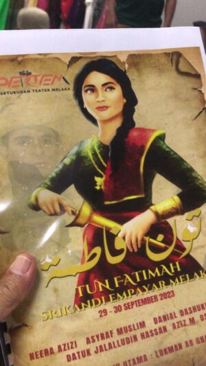 Aziz M. Osman Instagram - Akan datang! Teater Tun Fatimah Srikandi Empayar Melaka. Mulai 29-30 September 2023 di @kys_melaka Kolej Yayasan Saad Melaka - KYSM

Cer teka apa watak saya? 
Hint - seorang talam dua muka 😈