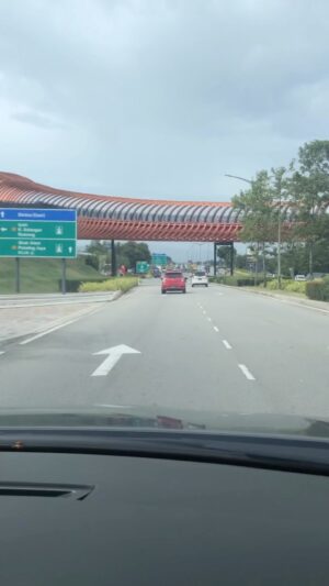 Aziz M. Osman Instagram - Selepas 3 hari, hari ni beranikan diri lalu jalan ni 😔