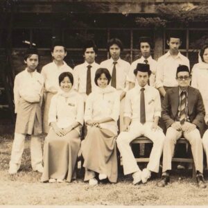 Aziz M. Osman Instagram - Saya pun pernah jadi budak sekolah. Bermula dari sekolah Telok Kurau, Braddell (Singapore), Ampang Boys dan last sekali Sri Pantai Kg Kerinchi (sekarang Bangsar South). Terlalu banyak jasa cikgu cikgu sekolah ni pada saya. Hanya Allah SWT membalas jasa cikgu cikgu sekelian.

Terima kasih pada semua guru guru saya dan Selamat Hari Guru…(sorry lambat 3 hari 🙏)