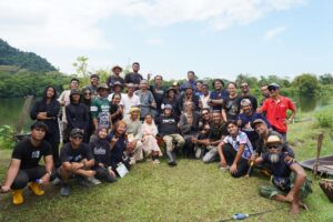 Aziz M. Osman Instagram - Hero hero saya yang sentiasa percayakan saya dan menjadi benteng kekuatan saya. Lebih sebulan berpanas, berhujan, berembun, cirit birit…mereka tetap teguh berdiri di depan saya. Hanya Allah yang akan membalas jasa kalian.

Dan yang paling utama, dua wanita alpha Dr @shasaaziz dan @marvelousaishah yang telah melakukan pengorbanan yg sangat besar semata mata percayakan visi saya. Jasa kamu berdua akan saya kenang sampai akhir hayat.

Alhamdulillah filem terbaru arahan saya #6jilake telah selesai pengambaran. Nantikan dipawagam in syaa Allah.