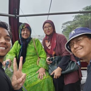 Aziz M. Osman Instagram - Sambut hari ayoh dengan dua orang tokoh ibu…adik saya Dr @azihanothman dan bonda saya @bondafida 🥰