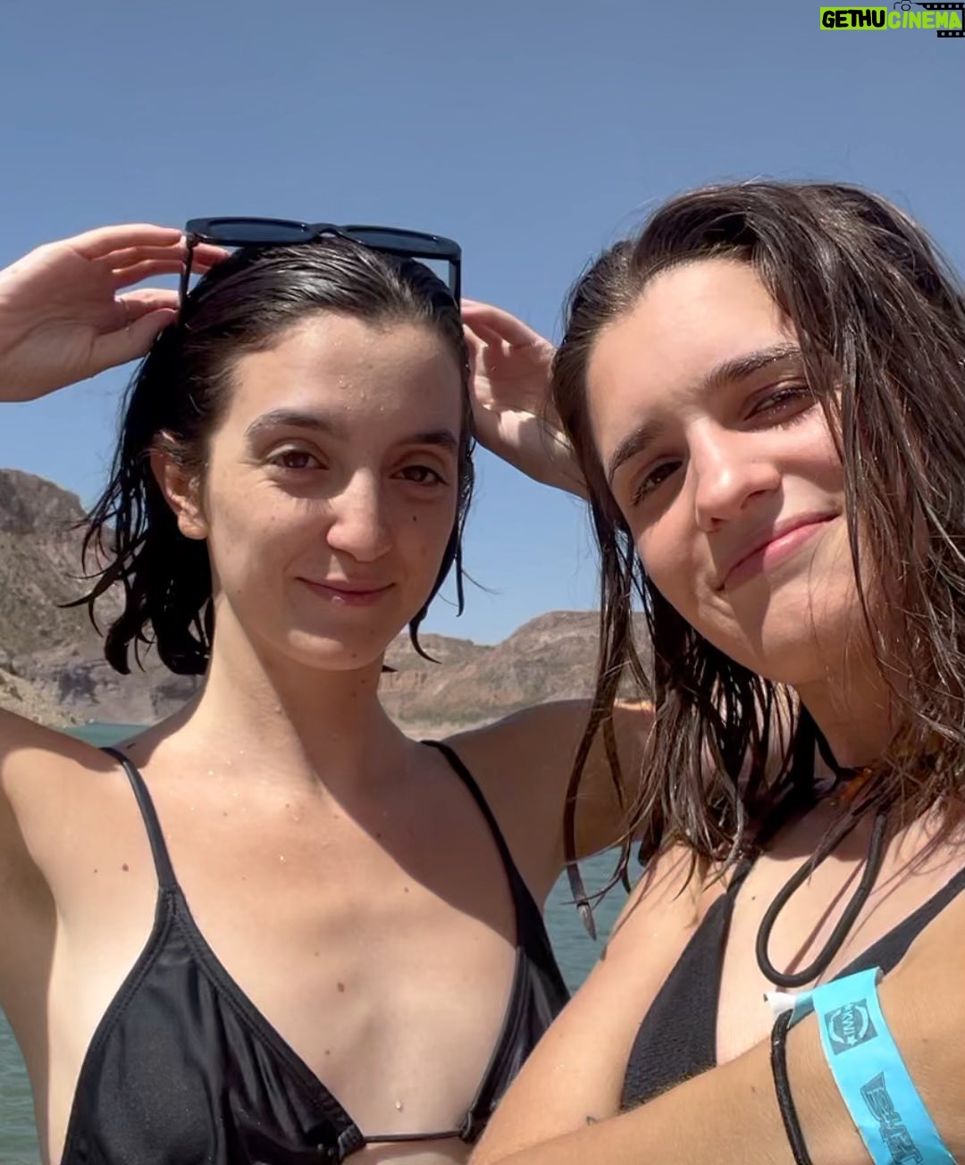 Azul Araya - 1.2K Likes - que lindo el paisaje!! que lindas las chicas!!