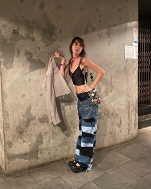 Azul Araya Instagram - Mañana se estrena la segunda temporada de #entrelazados x @disneyplusla y ansió demasiado verla! 
Felicitaciones a todo el equipo! 

El styling de mis sueños lo hizo @acar.actis con la ropa de @haku_u.r.v gracias infinitas
@tatuglikman con vos a todos lados! 🏹