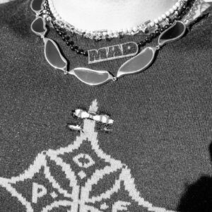 BE'O Instagram - 'MAD' necklace 💎🥶

#미쳐버리겠다 #MAD 🧡
@davidofkorea