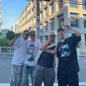 BIM Instagram - なんでかよく分からないけどすげぇ盛り上がって朝日でアスファルトジリジリの時間まで4人で飲んだ。
酔っ払って「友達っていいよな」って恥ずいこと言っちゃったけどホントにそうおもた。
写真はたまにはセルフタイマーで自撮りしようぜって言って撮った。
今日明日この4人全員曲出すから全部いっぱい聴いて欲しい！
あとカズマはションベンクソ早い。