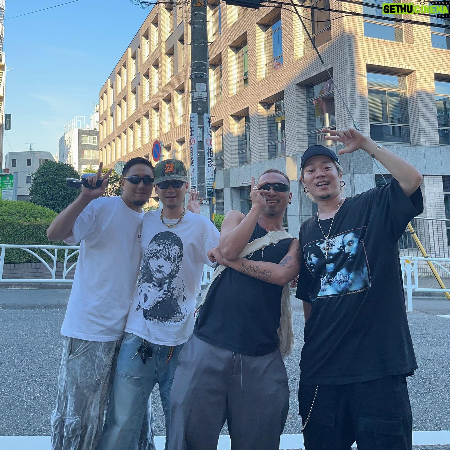 BIM - 9.8K Likes - なんでかよく分からないけどすげぇ盛り上がって朝日でアスファルトジリジリの時間まで4人で飲んだ。
酔っ払って「友達っていいよな」って恥ずいこと言っちゃったけどホントにそうおもた。
写真はたまにはセルフタイマーで自撮りしようぜって言って撮った。
今日明日この4人全員曲出すから全部いっぱい聴いて欲しい!
あとカズマはションベンクソ早い。