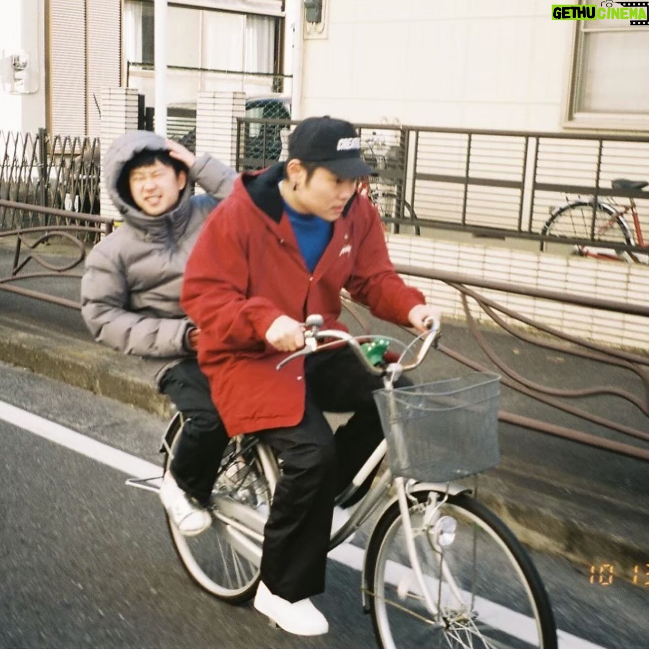 BIM - 12.8K Likes - ・
遂に俺らCreativeDrugStoreのアルバムが出ました。
結成(俺が強引に?)して11年、それはそれは色んなことがありました。しっかり全員とぶつかってます。笑
細かい感情的なのはふざけたリリックの中に散りばめたのでキャッチしてもらえたら幸いです。
これはラッパーがSNSで言うのはダサい気もするけど、今日だけ。
アルバムを出しても何も変わらないかもしれないけど、何かが変わるかもしれないから出したかったです。でももし、なんにも変わらなくても「このバカ共と最高なアルバムが出せた」って誇れるメンバーと今もこうやって戯れあえてて、
俺は超ラッキーBボーイです。
改めてメンバーの皆さん、サミットスタッフの方々ありがとうございます。
いい景色観たいし、億万長者になりたいけど、みんなとっていう条件付きなので引き続き頑張ります。
こんなことLINEでやれよ。って感じですが、「"Wisteria"ってアルバムを作った1人」がどんな奴なのか、どんな感情なのか少しでも伝わって、アルバムをもっと愛して貰えたらと思ってここに書きました。
13万人のフォロワーの皆さん、全国ツアーで会いましょう!
じゃあ今日もゼルダやります。
(全部7年以上前の写真)