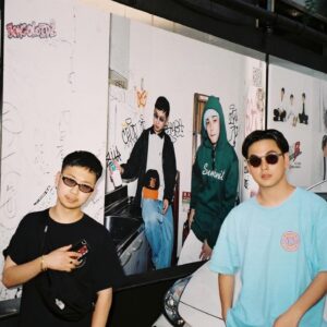 BIM Instagram - ・
遂に俺らCreativeDrugStoreのアルバムが出ました。
結成(俺が強引に？)して11年、それはそれは色んなことがありました。しっかり全員とぶつかってます。笑
細かい感情的なのはふざけたリリックの中に散りばめたのでキャッチしてもらえたら幸いです。

これはラッパーがSNSで言うのはダサい気もするけど、今日だけ。
アルバムを出しても何も変わらないかもしれないけど、何かが変わるかもしれないから出したかったです。でももし、なんにも変わらなくても「このバカ共と最高なアルバムが出せた」って誇れるメンバーと今もこうやって戯れあえてて、
俺は超ラッキーBボーイです。
改めてメンバーの皆さん、サミットスタッフの方々ありがとうございます。
いい景色観たいし、億万長者になりたいけど、みんなとっていう条件付きなので引き続き頑張ります。

こんなことLINEでやれよ。って感じですが、「"Wisteria"ってアルバムを作った1人」がどんな奴なのか、どんな感情なのか少しでも伝わって、アルバムをもっと愛して貰えたらと思ってここに書きました。

13万人のフォロワーの皆さん、全国ツアーで会いましょう！

じゃあ今日もゼルダやります。
(全部7年以上前の写真)